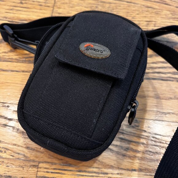 Lowerpro Small Black Portable Digital Camera Case with Adjustable Strap - Picture 4 of 12